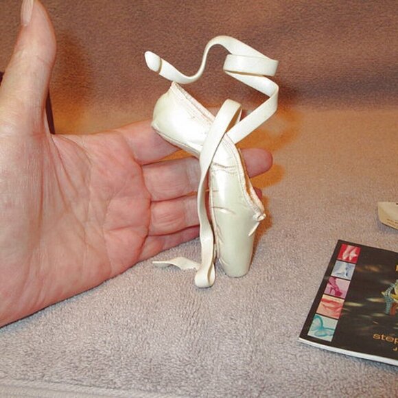 Raine EN POINTE Champagne BALLET SHOE Ballerina COLLECTIBLE Signed VINTAGE 25239 - Picture 4 of 11